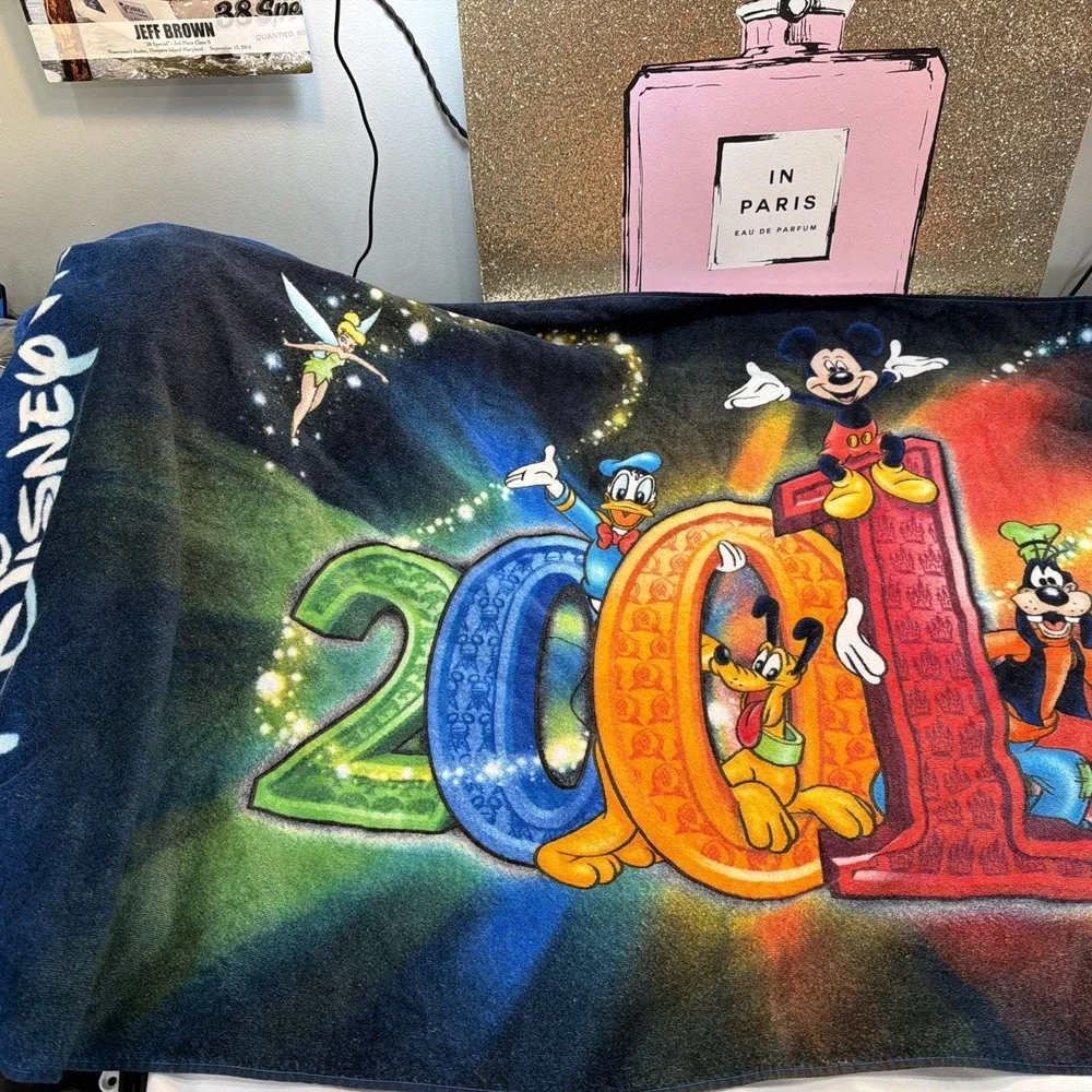 Vintage Silver Spoon 2001 Walt Disney World Beach Bath Towel Bright Colors Thick